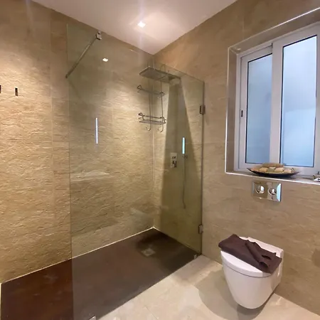 Lägenhet Luxurious 3 Bedroom With Pool