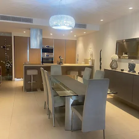 Luxurious 3 Bedroom With Pool *