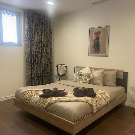 Luxurious 3 Bedroom With Pool Apartment *