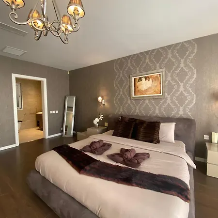 Luxurious 3 Bedroom With Pool *