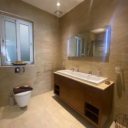 Luxurious 3 Bedroom With Pool *